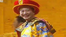 一家老小新春大拜年 梅冬皇帝扮相气场足